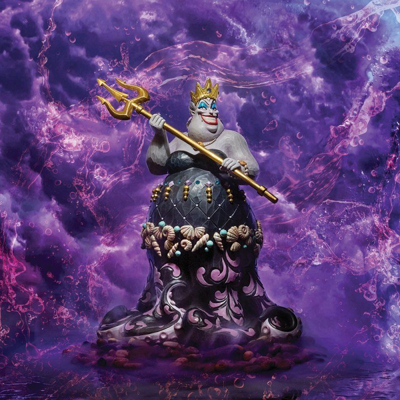 Ursula uit De Kleine Zeemeermin, met drietand in haar hand, voor een paarse, bewolkte achtergrond.