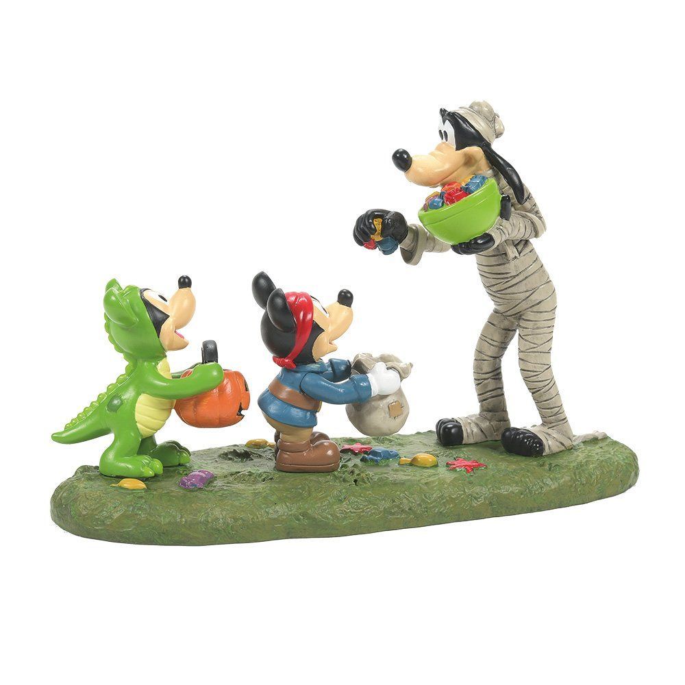 Mickey Mouse en zijn vrienden gaan langs de deuren voor snoep. Goofy, verkleed als mummie, geeft snoep aan een dinosaurus en een piraat.