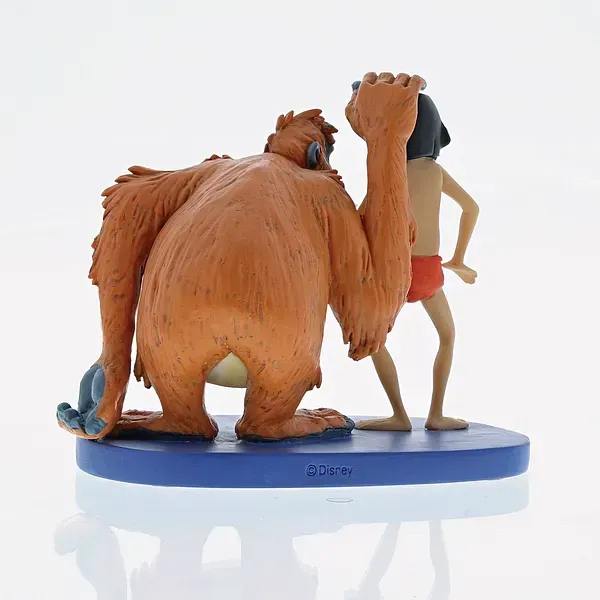 Beeldhouwwerk van een orang-oetan en Mowgli uit 
