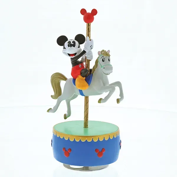 Mickey Mouse op een carrouselpaard, bovenop een blauwe, versierde sokkel.
