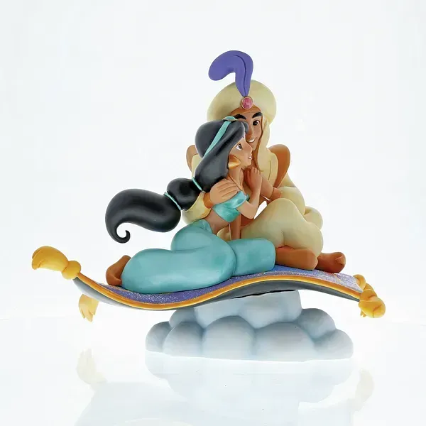 Aladdin en prinses Jasmine op een magisch tapijt, elkaar omhelzend boven een wolk, beeldje.