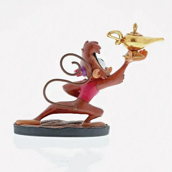 Abu de aap uit Aladdin, met de gouden toverlamp in zijn handen.