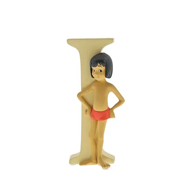 Een beeldje van Mowgli uit The Jungle Book, leunend tegen een beige letter 