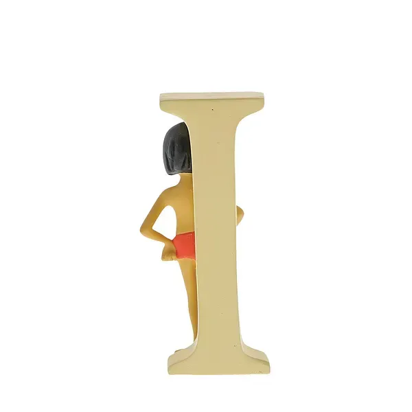 Een afbeelding van een persoon die zich verschuilt achter een beige letter 