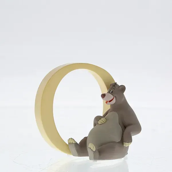 Baloo de beer is een zittend beeldje dat tegen de letter 