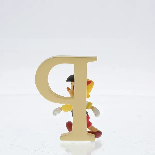 Een Pinocchio-figuur staat achter een lichtbruine letter 