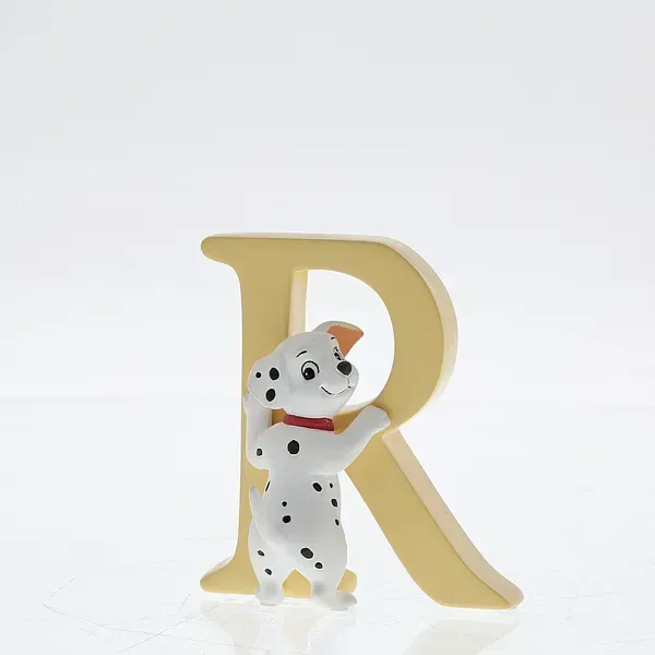 Een dalmatiërpuppy klampt zich vast aan een gele letter 