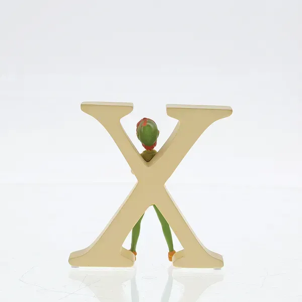 Groene figuur die achter een crèmekleurige letter X staat.