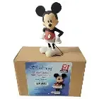 Een Mickey Mouse-figuurtje bovenop een kartonnen doos met een Disney-etiket waarop hetzelfde figuurtje staat afgebeeld.