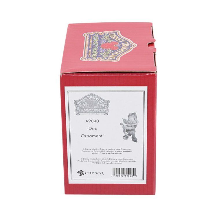 Een sullig kerstornament met een perkamentrol in zijn hand, lachend. Hij draagt ​​een rood shirt, bruine schoenen en een groene hoed.