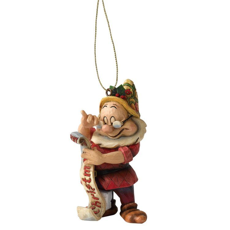 Een sullig kerstornament met een perkamentrol in zijn hand, lachend. Hij draagt ​​een rood shirt, bruine schoenen en een groene hoed.
