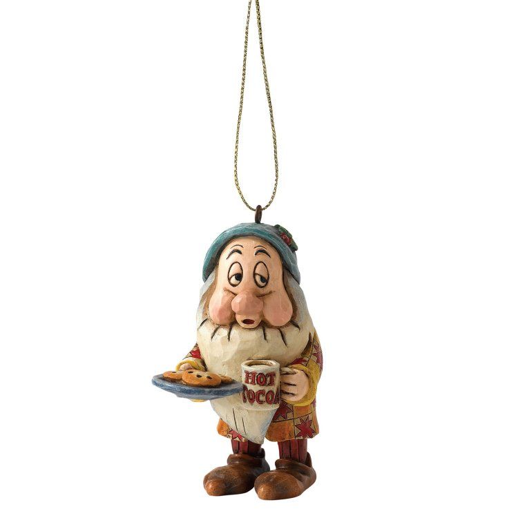 Een sullig ornament met koekjes en een mok warme chocolademelk, een blauwe hoed en bruine laarzen.