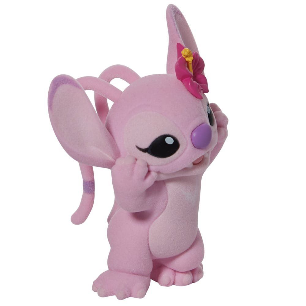 Roze, cartoonachtige engelfiguur die haar hoofd vasthoudt, met grote oren en een hibiscusbloem.