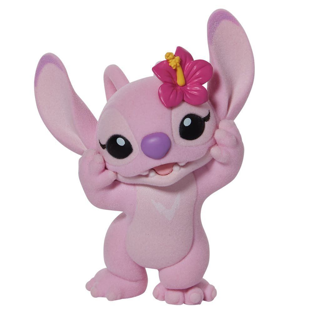 Roze, cartoonachtige engelfiguur die haar hoofd vasthoudt, met grote oren en een hibiscusbloem.