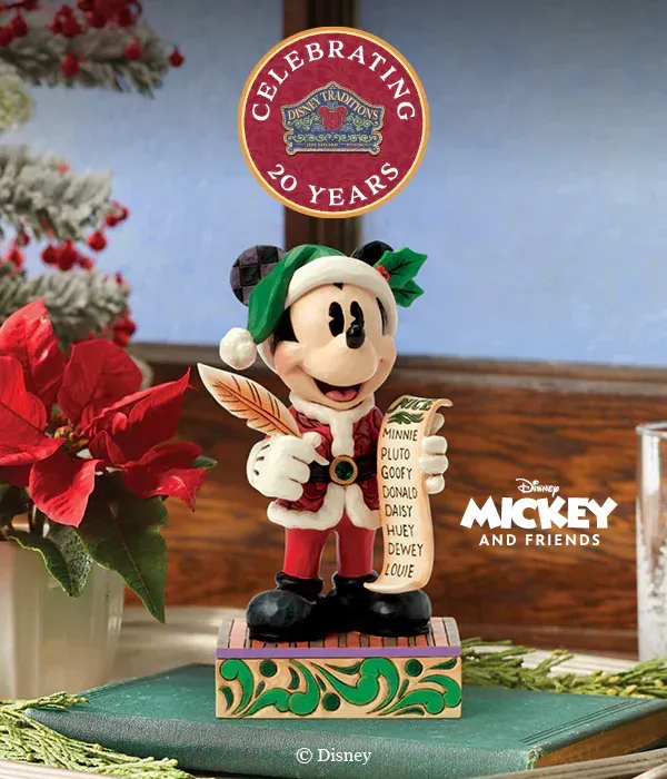 Een Mickey Mouse-figuurtje in kerstmanpak, met een perkamentrol in zijn hand, met daarboven het logo 