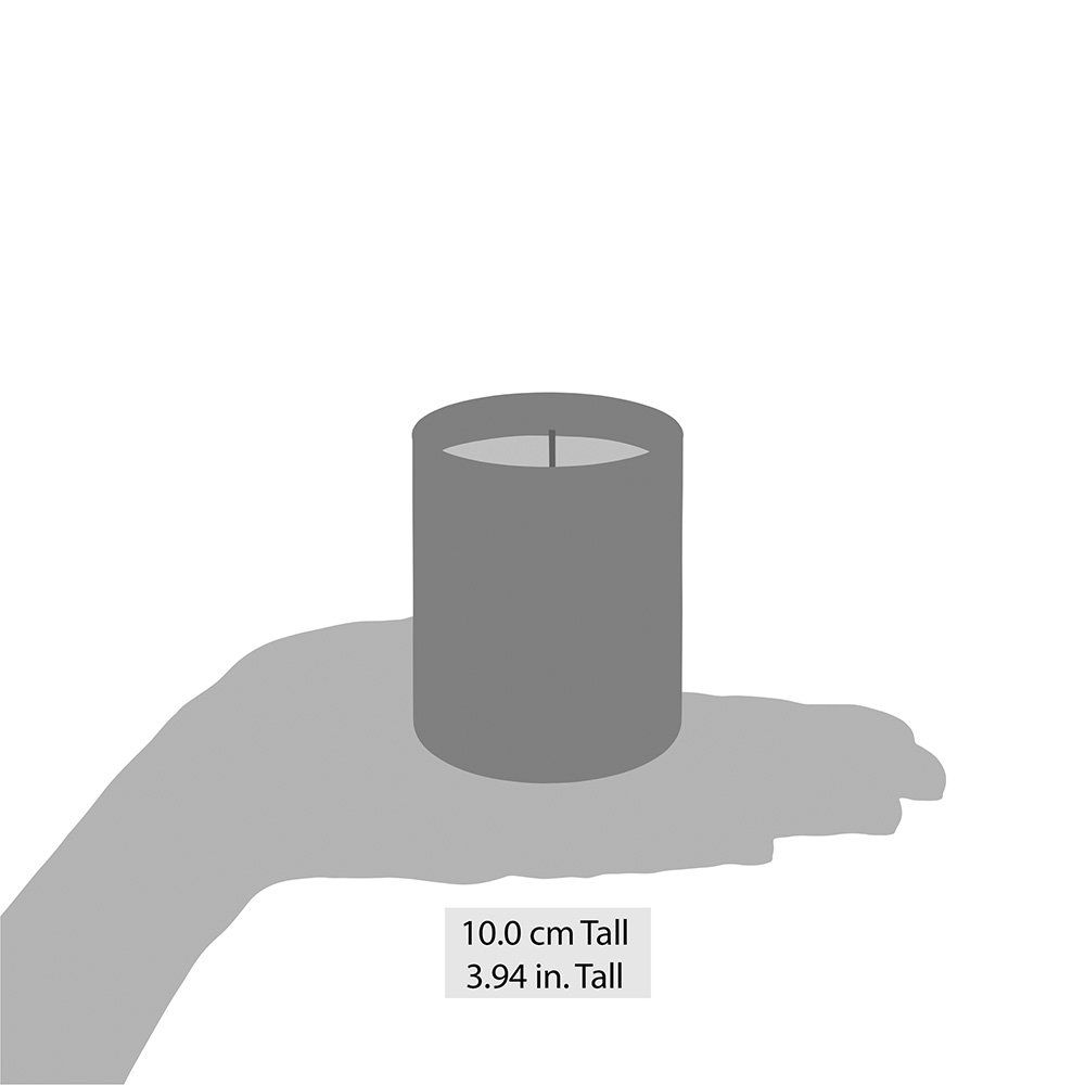 Hand die een grijze cilindervormige kaars vasthoudt. De kaars is 10,0 cm hoog.