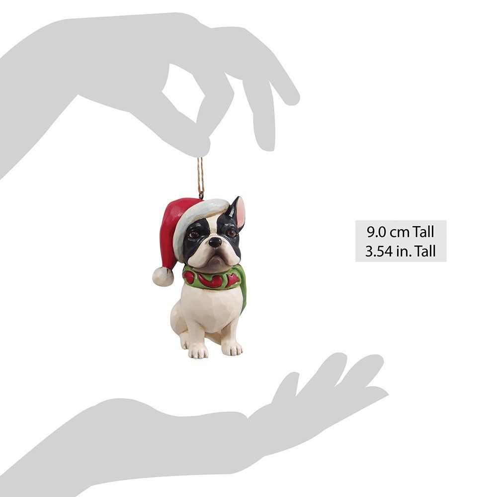 Kerstversiering van een wit-zwarte Franse bulldog met een kerstmuts en een groene sjaal.