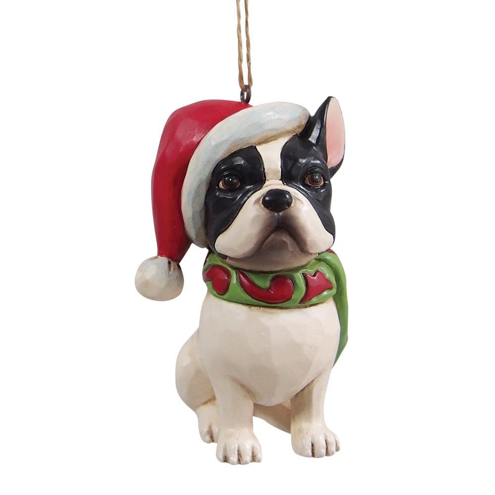 Kerstversiering van een wit-zwarte Franse bulldog met een kerstmuts en een groene sjaal.
