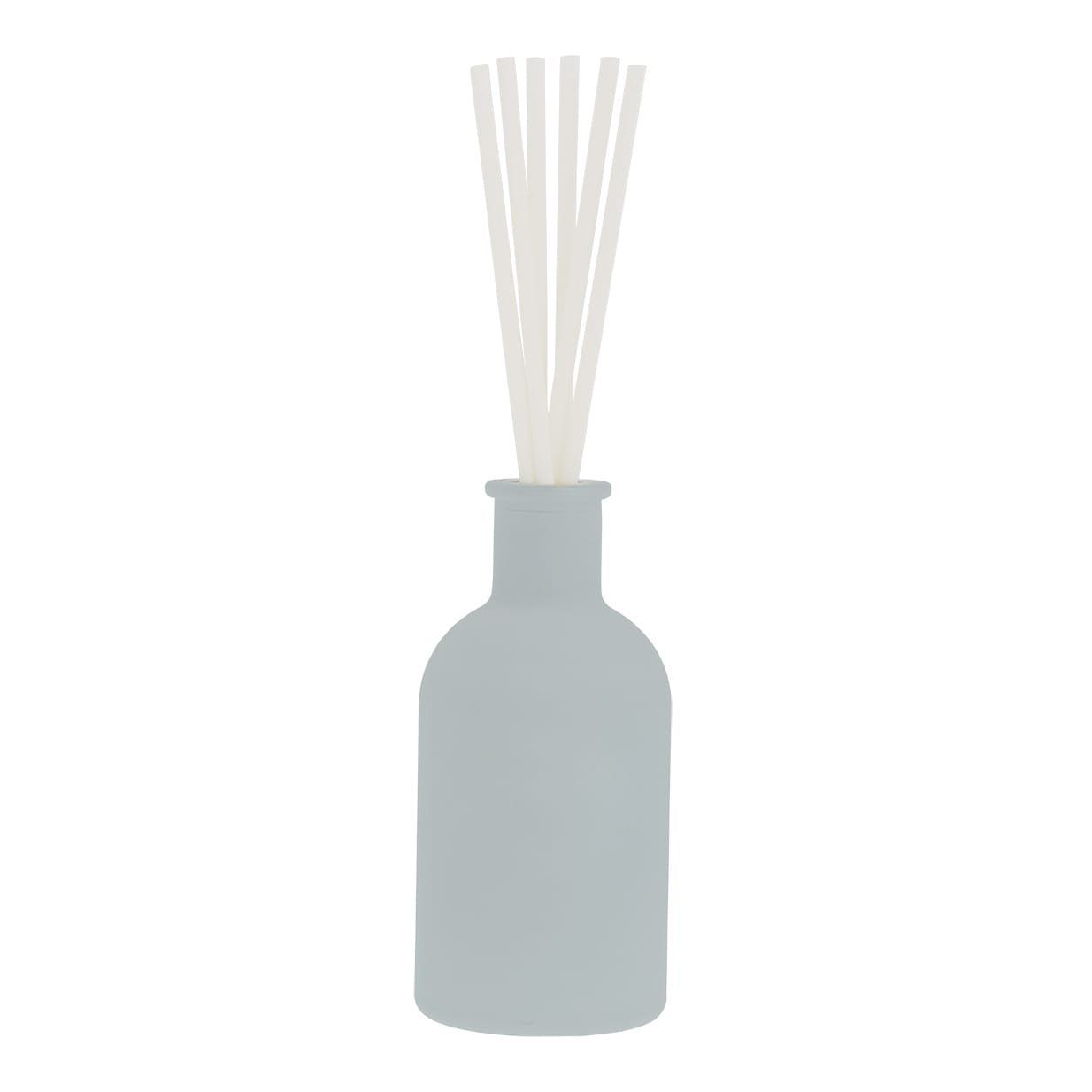 Een lichtblauwe rietdiffuser met witte rietjes en een
