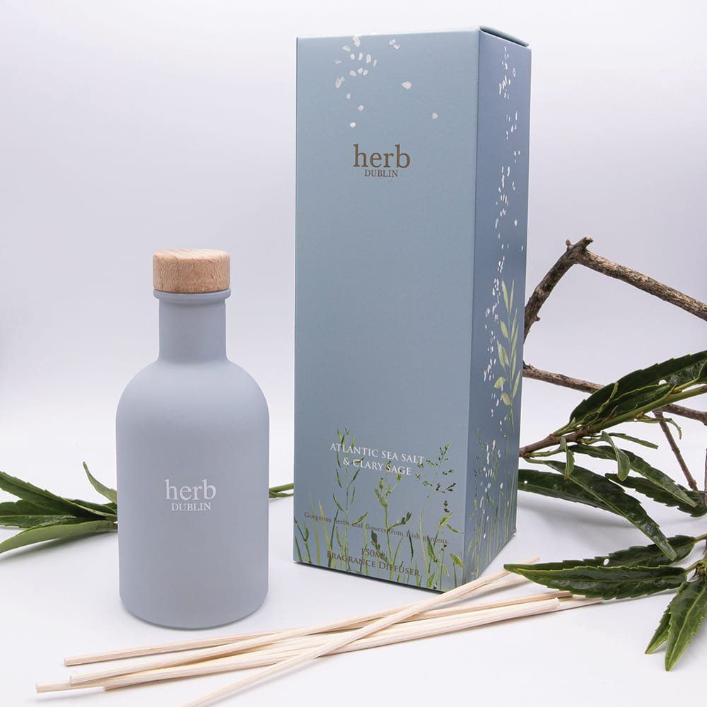 Grijze aromatherapie diffuser set met doos, rietjes en groen.