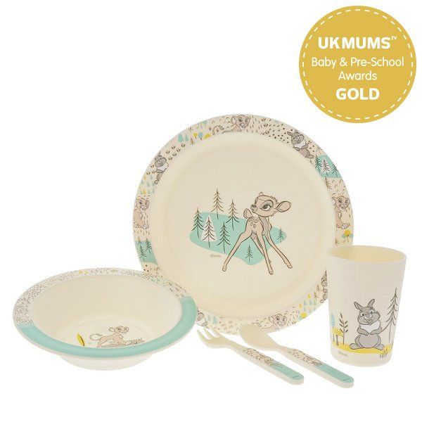 Kinderservies met Bambi-thema: bord, kom, beker, vork en lepel met bosillustraties, lichtblauwe rand en gouden badge.