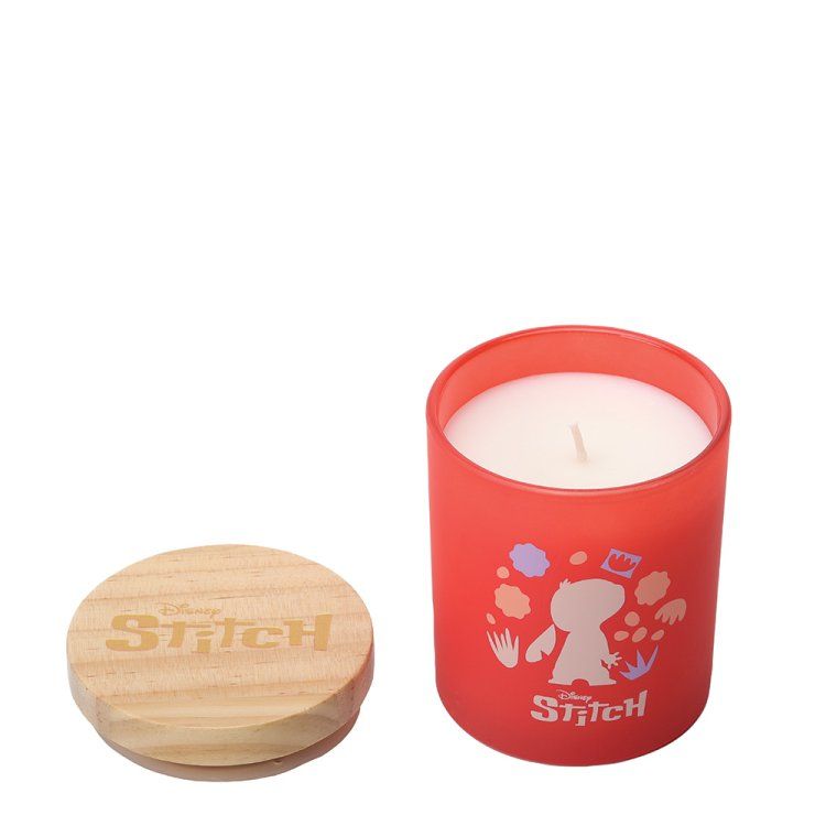 Rode Stitch-kaars met houten deksel. De kaars is versierd met een silhouet van Stitch.