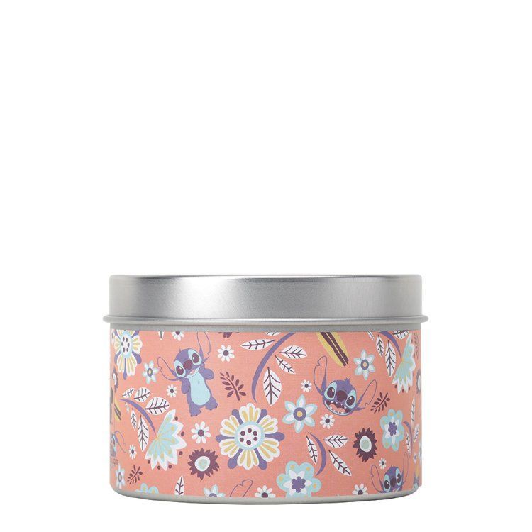 Een kaars met Stitch-thema in een blikken doosje met bloemenprint; Stitch gluurt boven de rand uit. Roze en blauw.