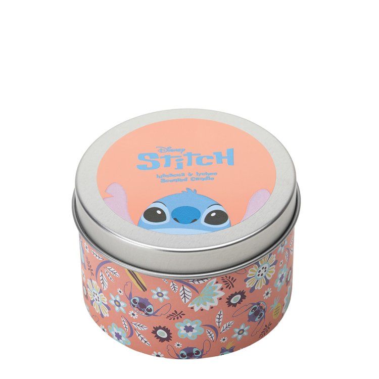 Een kaars met Stitch-thema in een blikken doosje met bloemenprint; Stitch gluurt boven de rand uit. Roze en blauw.