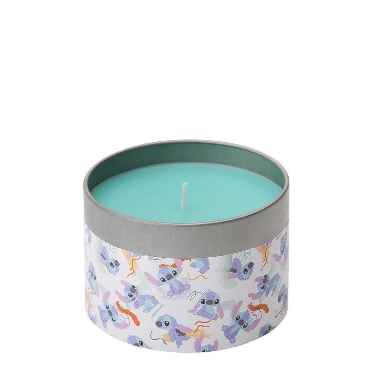 Ronde, turquoise kaars in een blikken houder versierd met Stitch-cartoons.