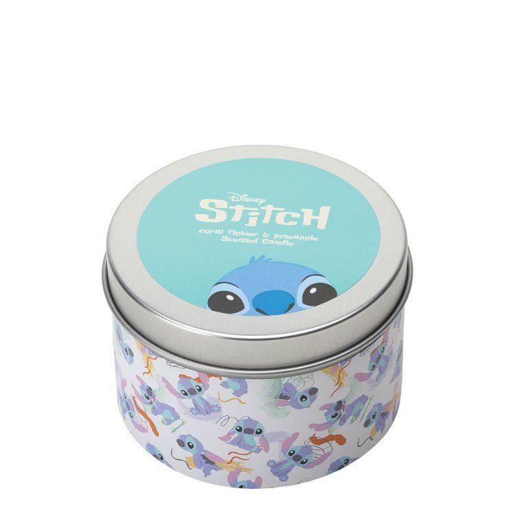 Een blikken doosje met een Stitch-thema, met een lichtblauwe bovenkant en een Stitch-patroon aan de zijkant.