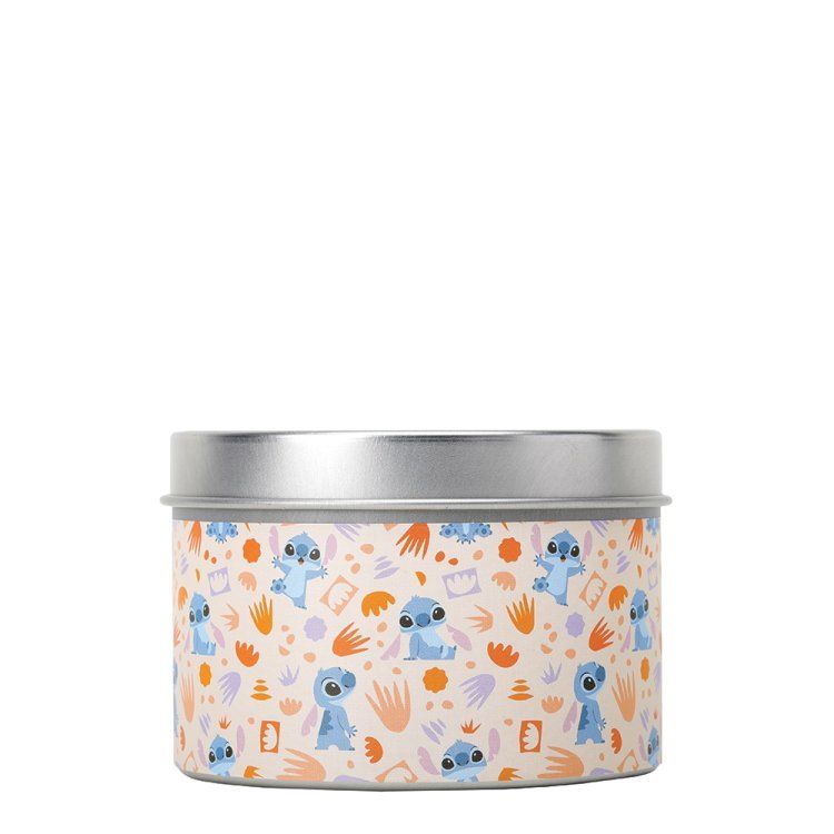 Een geurkaars met Disney Stitch-thema in een metalen blikje.