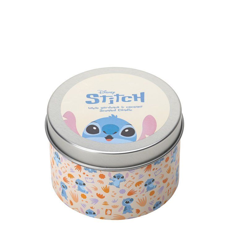 Een geurkaars met Disney Stitch-thema in een metalen blikje.