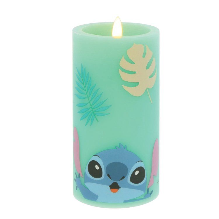 Een turquoise LED-kaars met Stitch-thema, versierd met bladeren en met een flikkerende vlam.