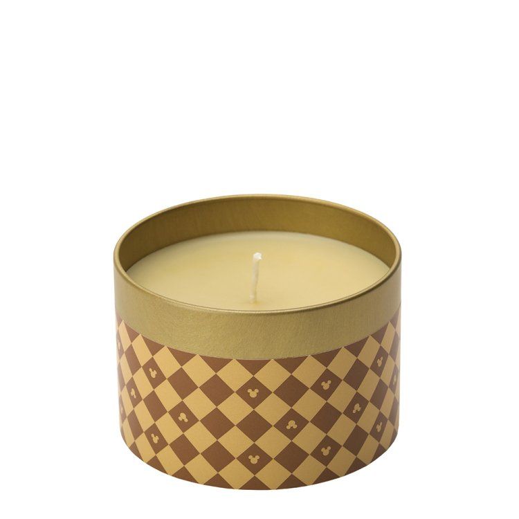 Kaars in een ronde, gedecoreerde houder, beige was, met één lont.