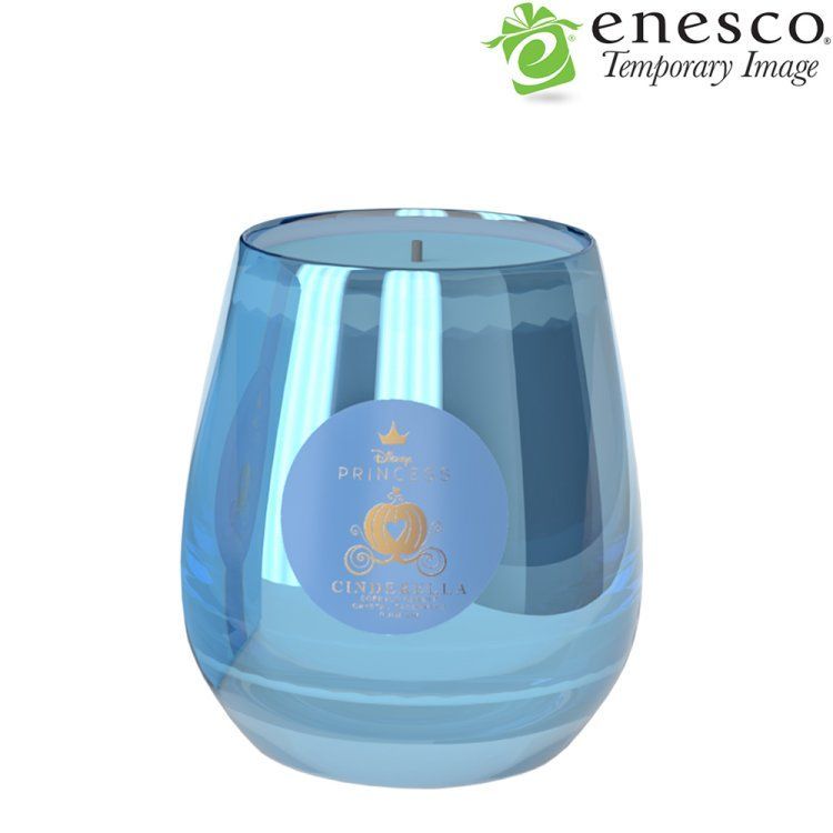 Blauwe kaars met Assepoester-thema in een ronde glazen pot, met een sticker van een koets.