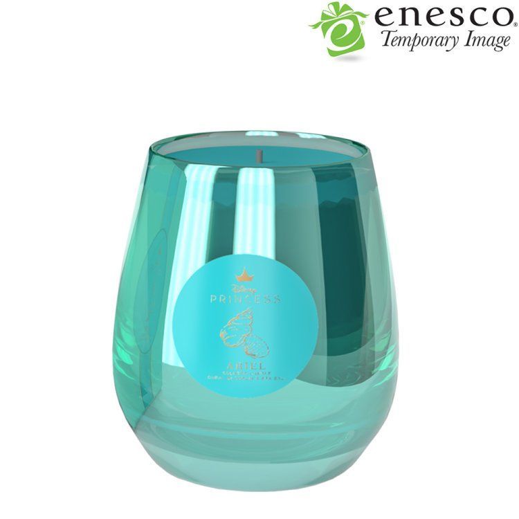Een turquoisekleurige glazen kaars in een ronde, moderne vorm met een etiket aan de voorkant.