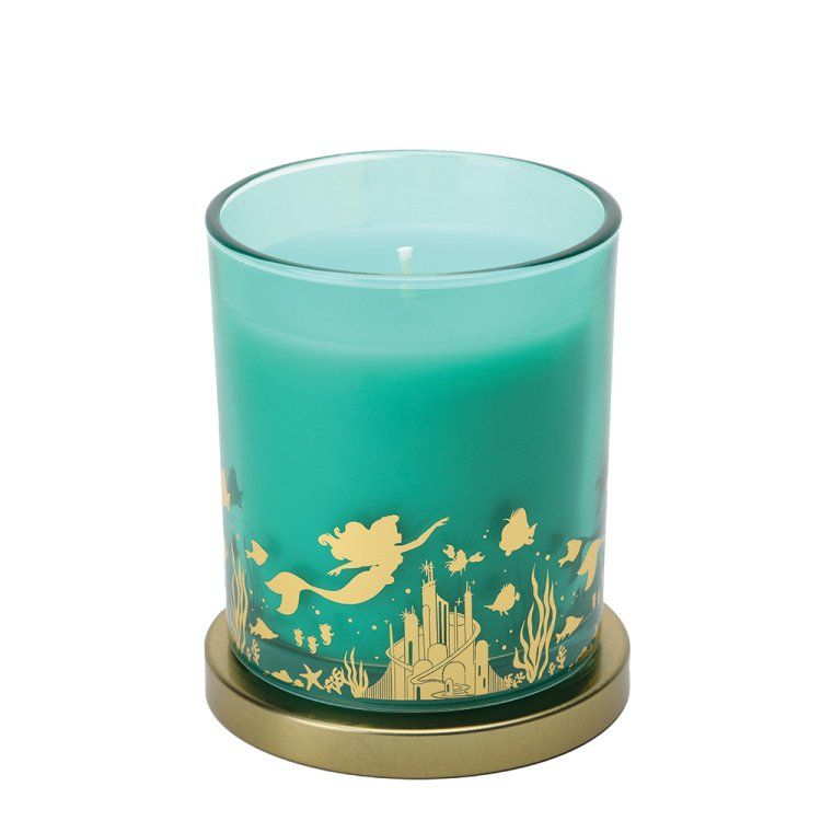 Turquoise kaars met gouden accenten, een zeemeerminscène aan de zijkant en een turquoise deksel met gouden rand.