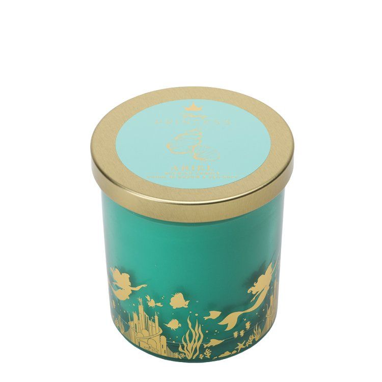 Turquoise kaars met gouden accenten, een zeemeerminscène aan de zijkant en een turquoise deksel met gouden rand.