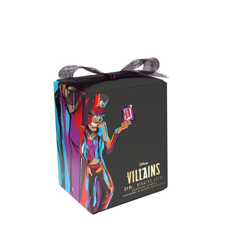 Donkergrijze kaars met gouden tekst en een afbeelding van Dr. Facilier uit Disney Villains.