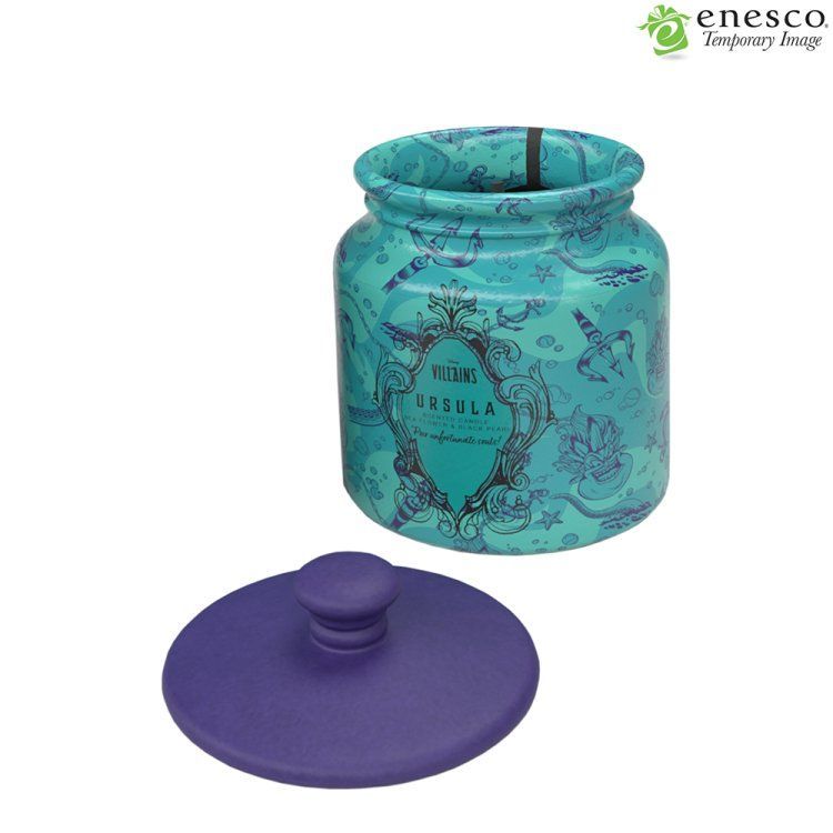 Turquoise pot met paarse deksel en sierlijk ontwerp.