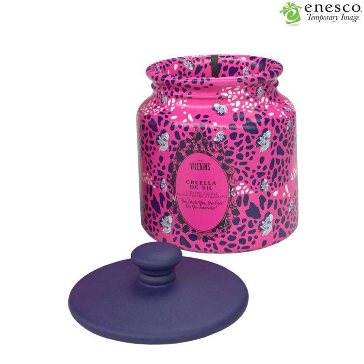 Roze kaars in een potje met een blauw deksel, versierd met een decoratief bloemenpatroon.