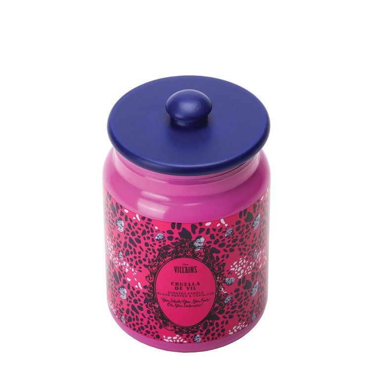 Roze kaars in een potje met een blauw deksel, versierd met een decoratief bloemenpatroon.