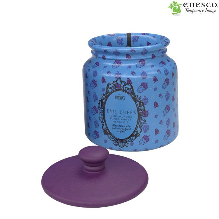 Blauwe pot met een paars deksel en een decoratief etiket.
