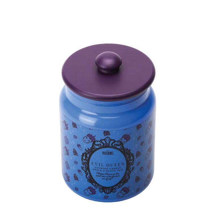 Blauwe pot met een paars deksel en een decoratief etiket.