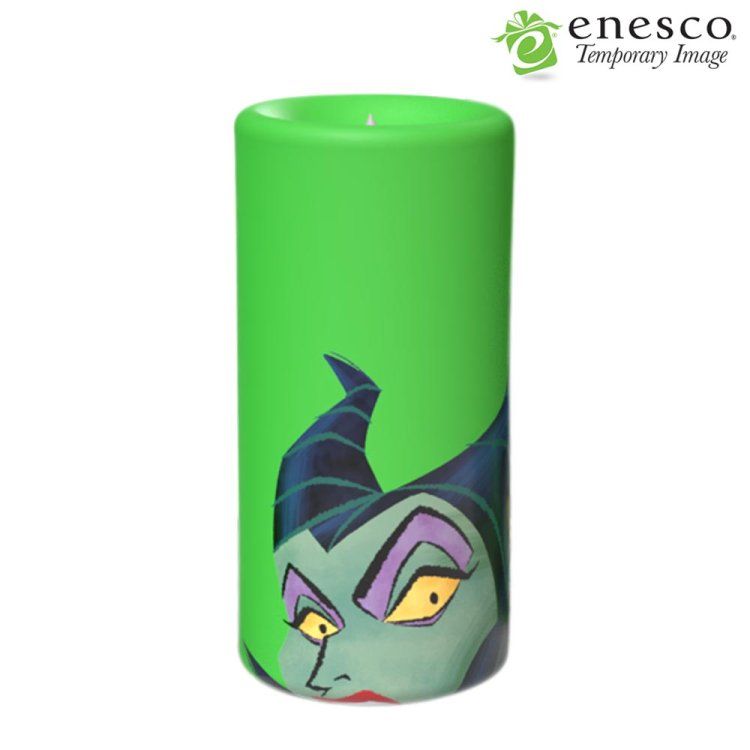 Groene kaars met het gezicht van Maleficent erop.