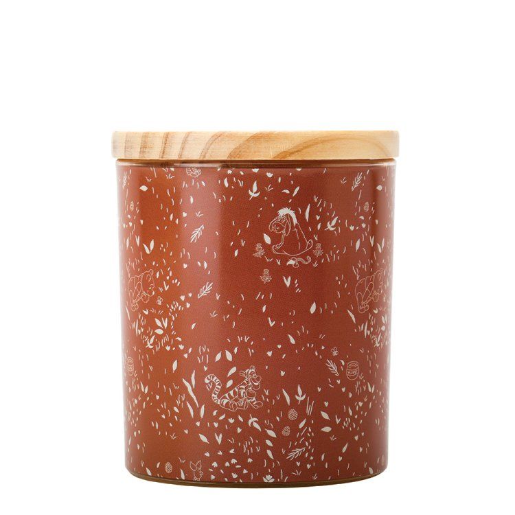 Winnie de Pooh-kaars in een terracotta pot met een houten deksel met een tijgerillustratie.