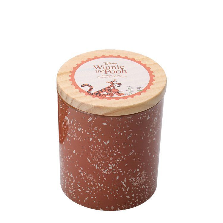 Winnie de Pooh-kaars in een terracotta pot met een houten deksel met een tijgerillustratie.