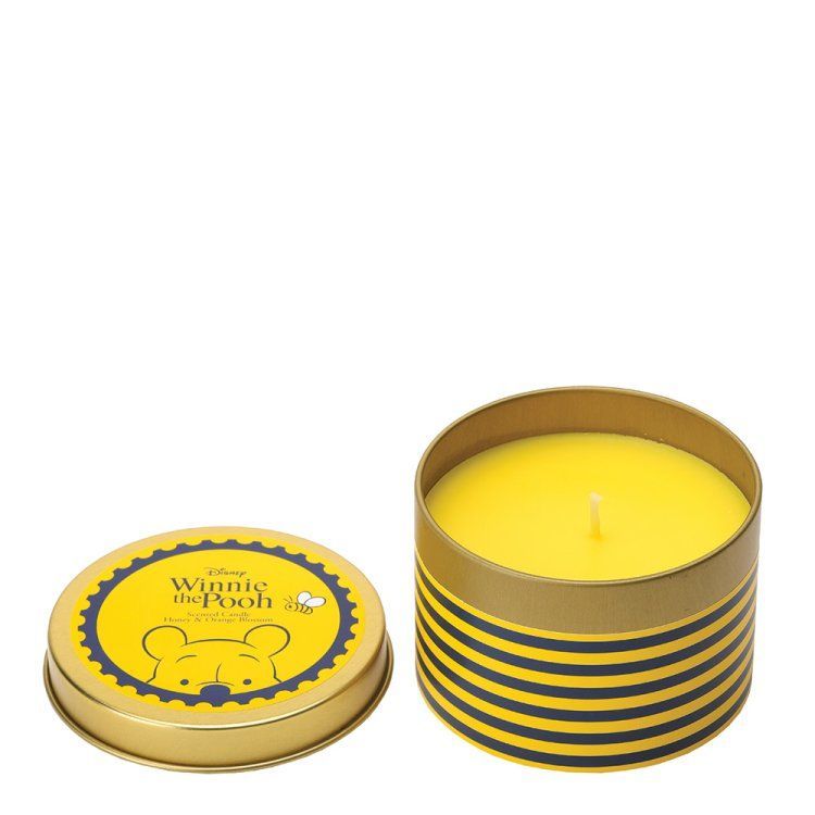 Geurkaars met Winnie de Pooh-geur in een geel-zwart gestreept blikken doosje met deksel.