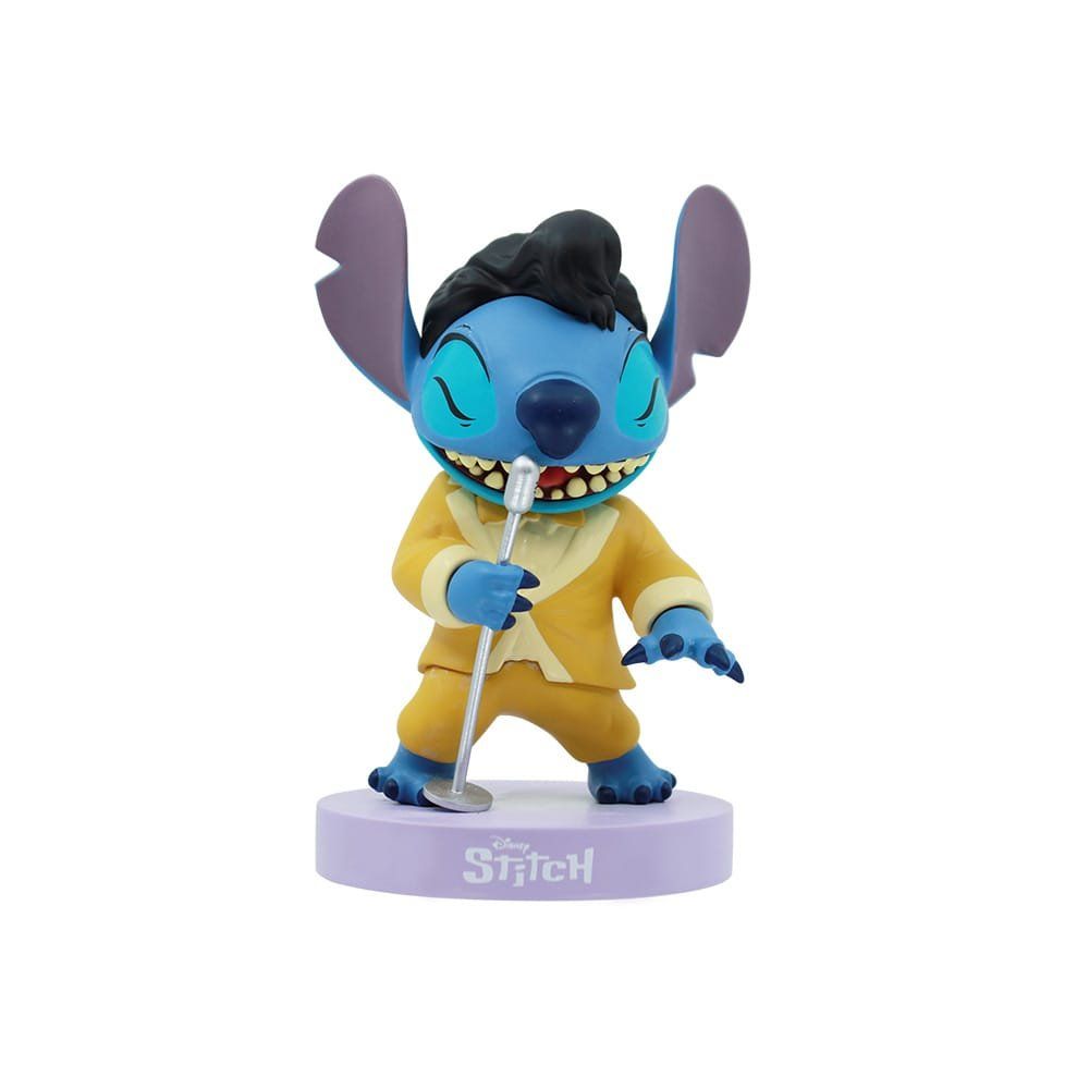 Een Stitch-figuurtje verkleed als Elvis, met een microfoon in zijn hand, op een paarse sokkel.