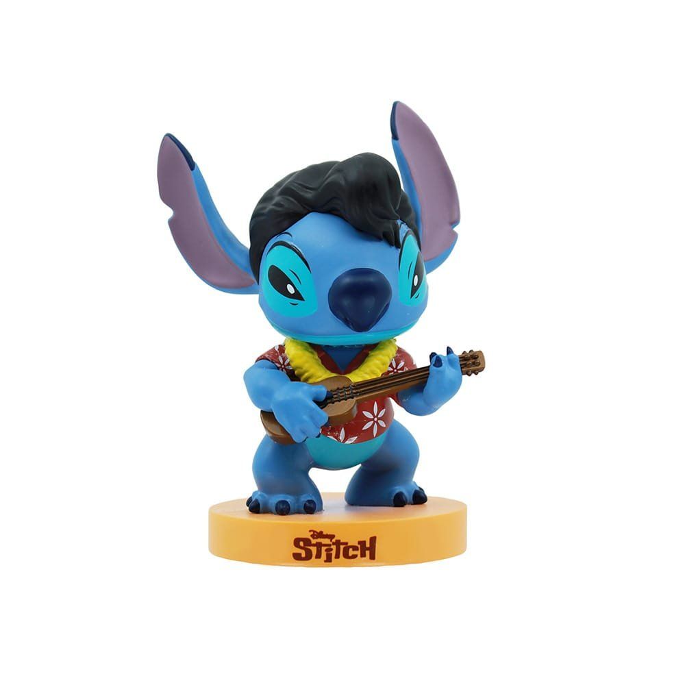 Een Stitch-figuurtje in Elvis Presley-outfit, spelend op een ukelele, op een sokkel met het
